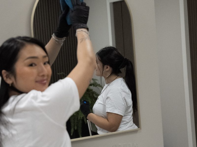 Detailed deep cleaning of mirror and surfaces